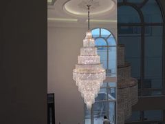 Luxe woonkamer op grote hoogte creatief kroonluchter hotel woningversiering duplex villa