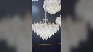 Moderne plafondgemonteerde kristallen kroonluchter, stijlvol en luxueus voor huisdecoratie