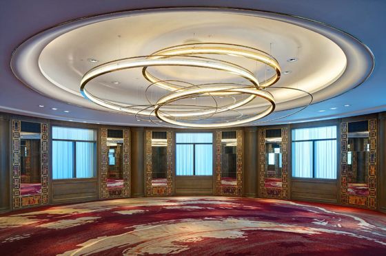 LED lichtbron kunst glas ijzer aluminium modern hotel lobby banket op maat grote cirkelvormige gouden metalen ring glazen droplight