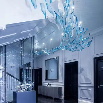 Op maat gemaakte hotel lobby verkoopafdeling banketzaal glazen kroonluchter in creatieve twist bladvorm voor villa duplex receptie project