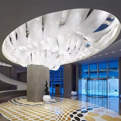 Project Installatie Verlichtingsoplossingen 5000K Kleurtemperatuur Art Streamer Kroonluchter Voor Hotel Lobby Banketzaal