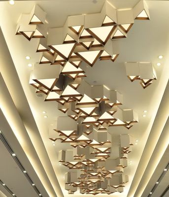 Niet-standaard Custom Hotel Engineering Light Verkoop Afdeling Banketzaal Combinatie Driehoek Geometrie LED Plafondlicht