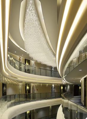 Moderne hotel lobby bruiloft banketzaal speciaal artistiek op maat kristal kroonluchter hotel engineering lichtketen kristal led plafond kroonluchter