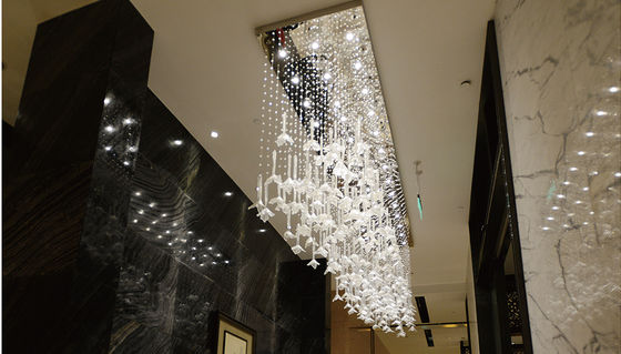 Op maat gemaakte hotellobby kroonluchter bloemblad hanger rechthoekige kristallen string creatieve LED kristallen plafond kroonluchter