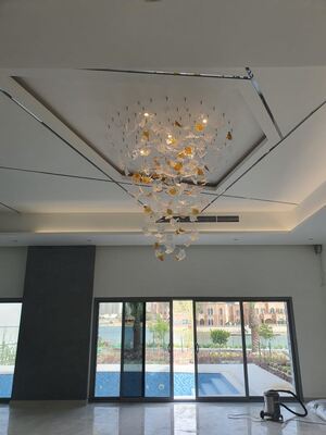 Hedendaagse decoratielamp hotel lobby hangend ontwerp led-pendelverlichting luxe hoog plafond esdoornblad kroonluchter