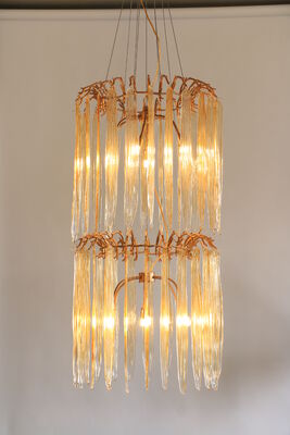 Heldere kristallen hangende kroonluchter, verlichting, luxe feestzaal, trouwlocatie, groot plafondophangarmatuur
